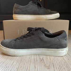 Les Deux skor - En par feta skor från Les Deux i storlek 41! Skorna är använda fåtal gånger och i mycket bra skick utan några större defekter! Skick: 8,5/10! Nypris: 1499kr! Mitt pris: 499kr!