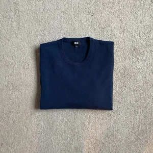Uniqlo sweatshirt - Uniqlo sweatshirt i merinoull | Size: M | nyskick | Bara tröjan ingår | Nypris är 499kr men jag säljer denna för ynka 299kr! | Skriv vid frågor och funderingar!