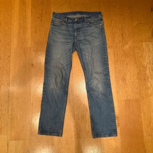 Blå weekday jeans - Klassiska blå jeans med en rak passform. Köpta på weekday.