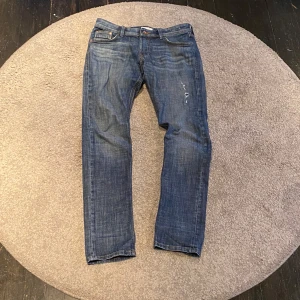 Glenn slim jeans - Glenn slim modell med simpla slitningar och diskret tvätt som passar till allt