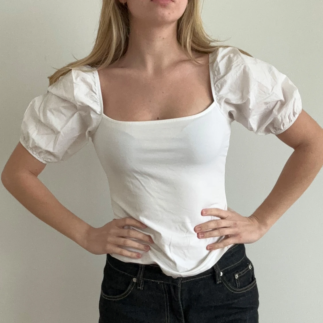 Vit blus med puffärmar - 1