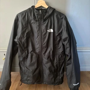 Northface jacka - En fin northface jacka som jag inte använder längre, använd en höst och i fint skick! Skriv vid minst lilla fråga Pris kan diskuteras vid snabb affär!