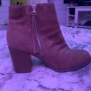 Bruna mocka boots med dragkedja - Säljer snygga bruna boots i mocka med en praktisk dragkedja på sidan från Alley . Perfekta på hösten pris kan diskuteras 