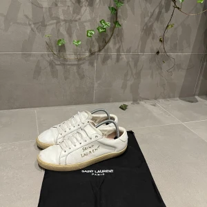 Vita sneakers från Saint Laurent - Snygga vita sneakers från Saint Laurent! De är otroligt sköna och är perfekta för en stilren look. Hör av er vid intresse eller frågor!