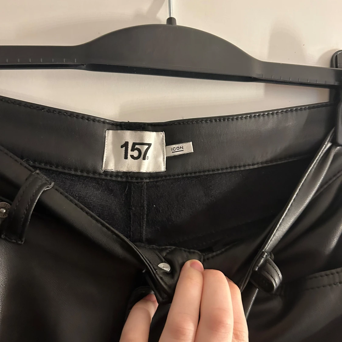 Svarta skinnbyxor från 157 - 2