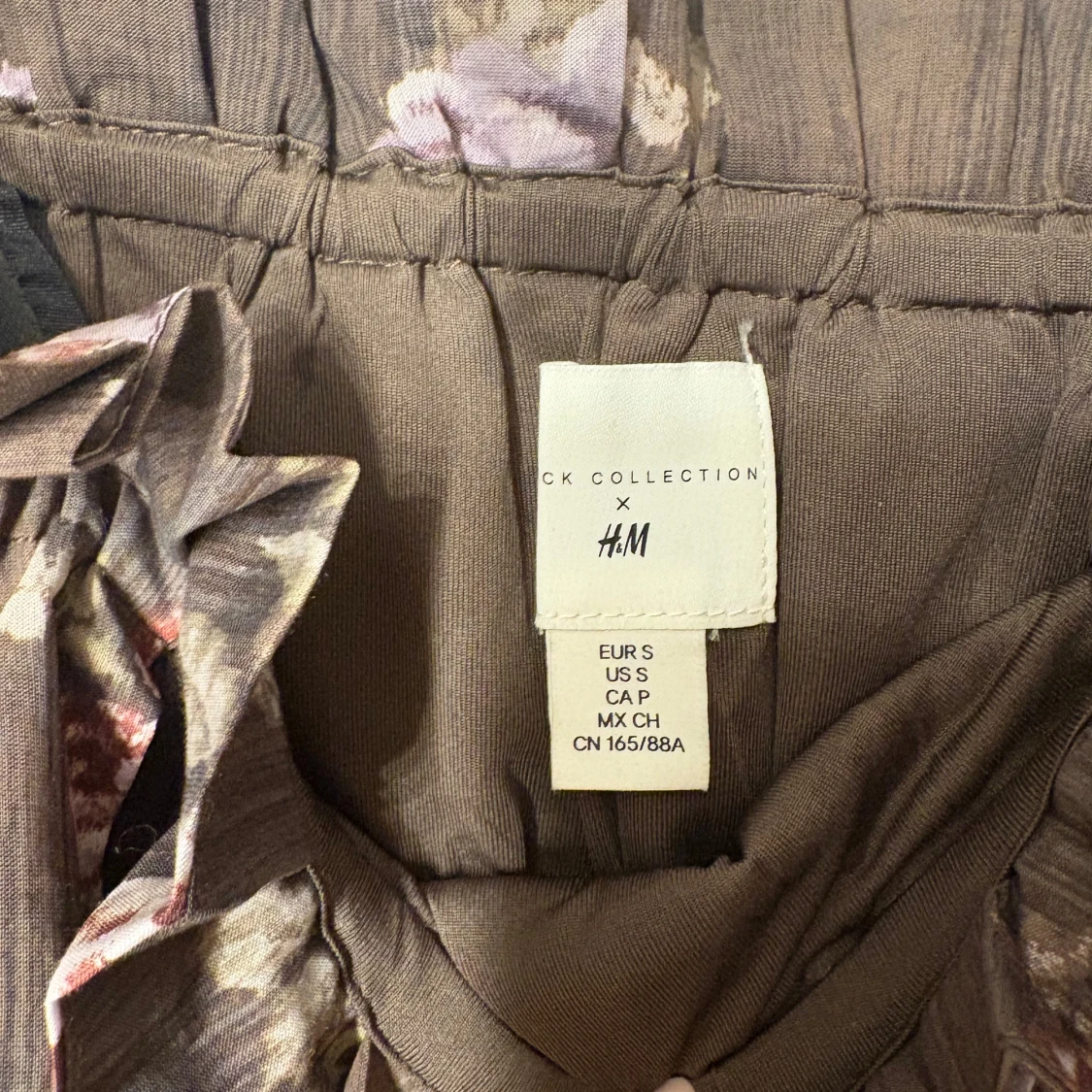 Blommig topp med volangdetaljer  - 3