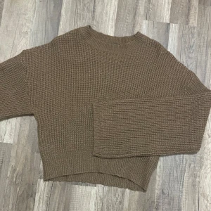 Stickad tröja - En mysig brun stickad tröja, säljer då den är för stor för mig💕Ärmarna är breda!