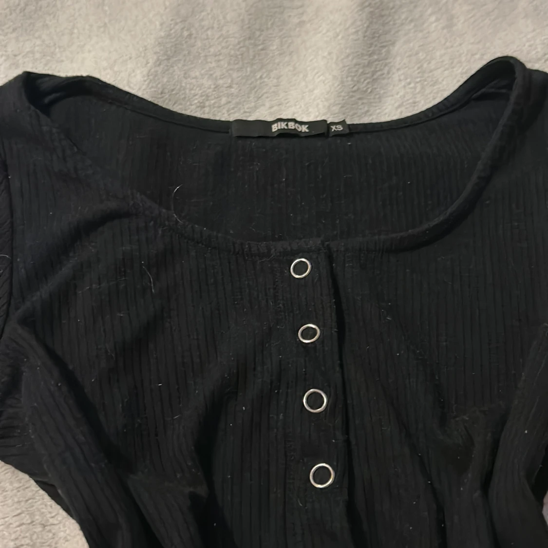 Svart ribbad topp från Bik Bok - 1