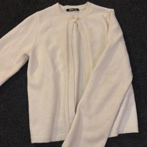Vit kofta från Gina Tricot - Säljer en stilren vit kofta från Gina Tricot i storlek XS. Koftan har långa ärmar och en enkel knapp framtill. Aldrig använd 