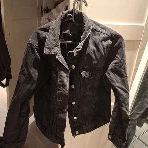 Jeansjacka - Jeansjacka från lager157. Storlek medium inga defekter. Använd ca 2 gånger. Nypris 400