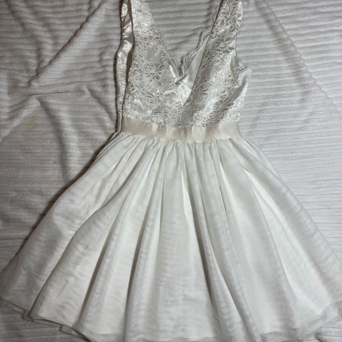 Vit spetsklänning med v-ringning - 1