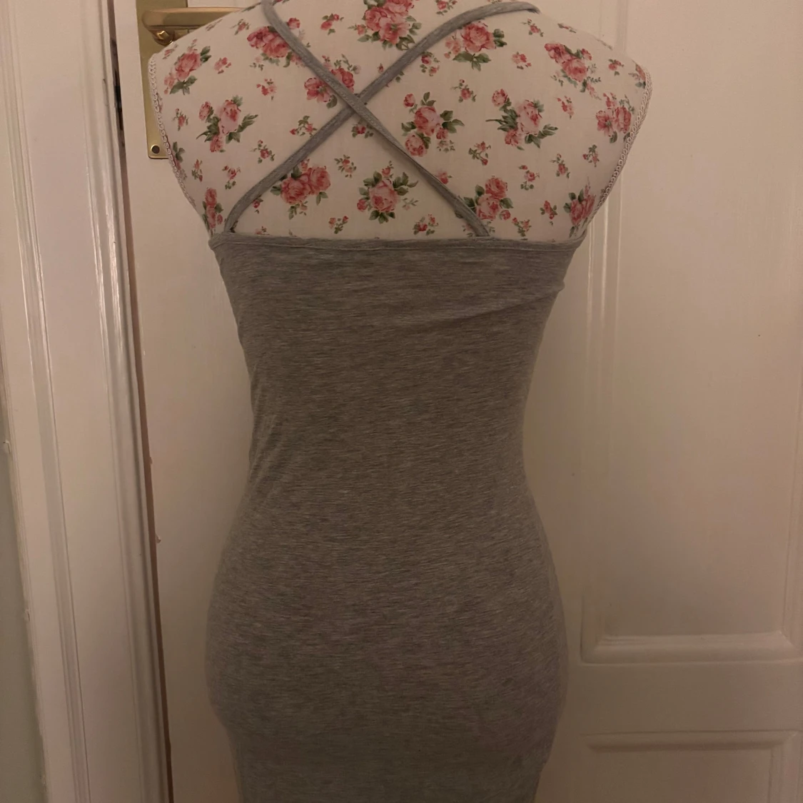 Grå ärmlös klänning - 1