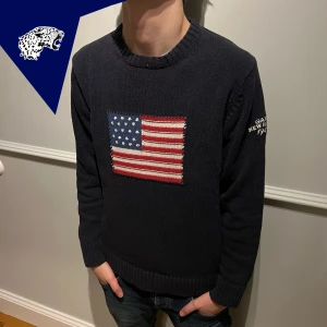 STICKAD GANT TRÖJA - Stickad tröja från Gant med USA flaggan i blå | Skick: 8.5/10 | Strl: M | Modellen är 182cm | Hör av dig om du undrar någonting!