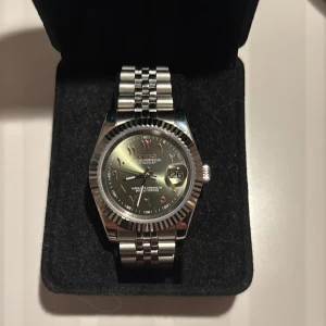 Seiko mod,arabiska siffror med en grön urtavla. - Snygg silverklocka med väldigt unik urtavla. Klockan är i ganksa bra skick då jag har tagit väl om klockan.Extra länkar medföljer självklart,hör gärna av dig för mer frågor😀.                                        Priset kan diskuteras vid snabb affär.