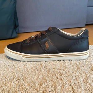 Ralph laouren skor - Säljer et par feta Ralph laouren skor då de är för stora. De är i bra skick och passar till alla tillfällen. 