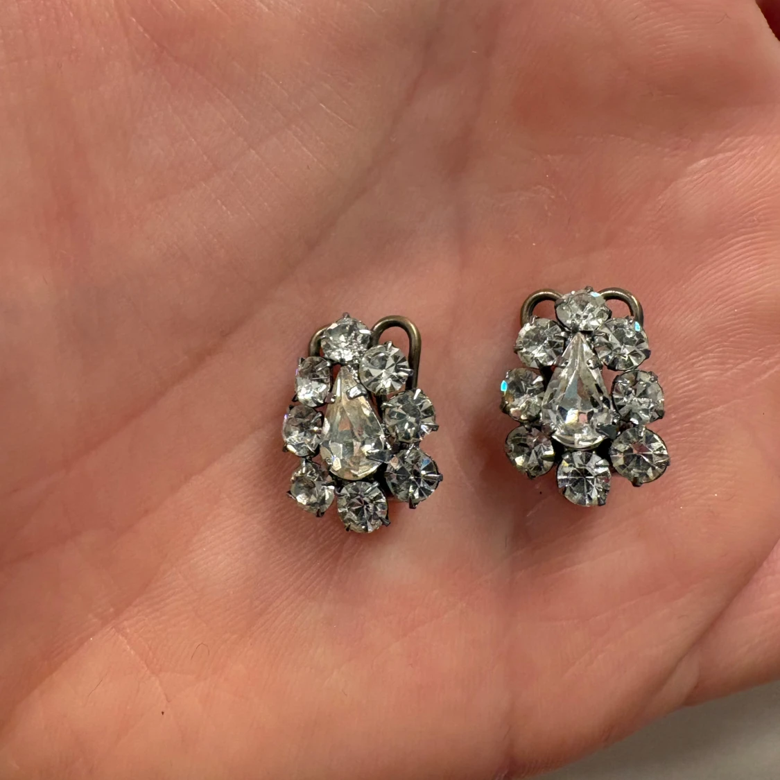 Droppformade clipps örhängen med stenar - 1