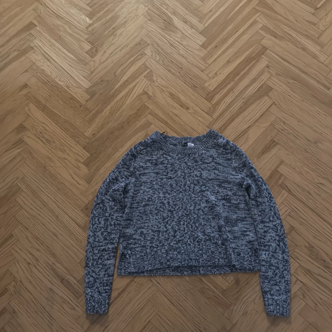 Gråmelerad stickad tröja - 1