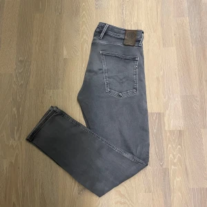 Gråa Replay Anbass jeans - Riktigt feta gråa Replay anbass jeans🔥De är i väldigt bra skick med inga defekter👍Det är W31 på de men passar även W30. Nypris ca 1200kr men jag säljer för ändast 499kr✅