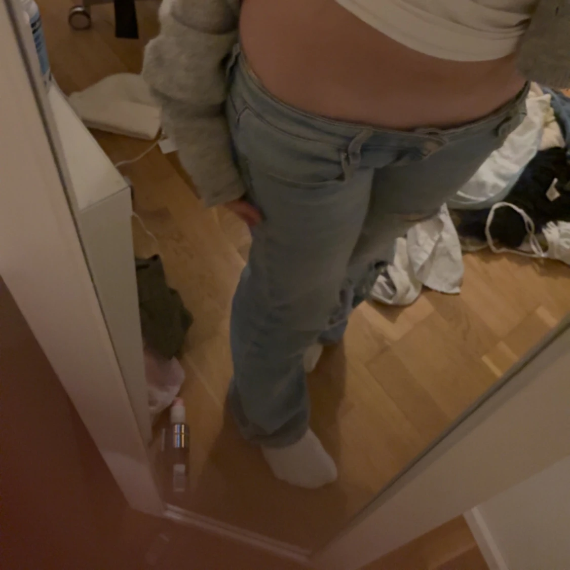 Ljusa LÅGMIDJAD jeans med slitningar - 2