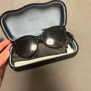 Svarta solglasögon från Gucci - Gucci glasögon använda ett par gånger. Köptes för 2239kr men säljs för 1500kr. Kan tänka mig gå ner i pris vid snabbköp. Skriv för mer frågor, alla lappar och påsen följer med. 