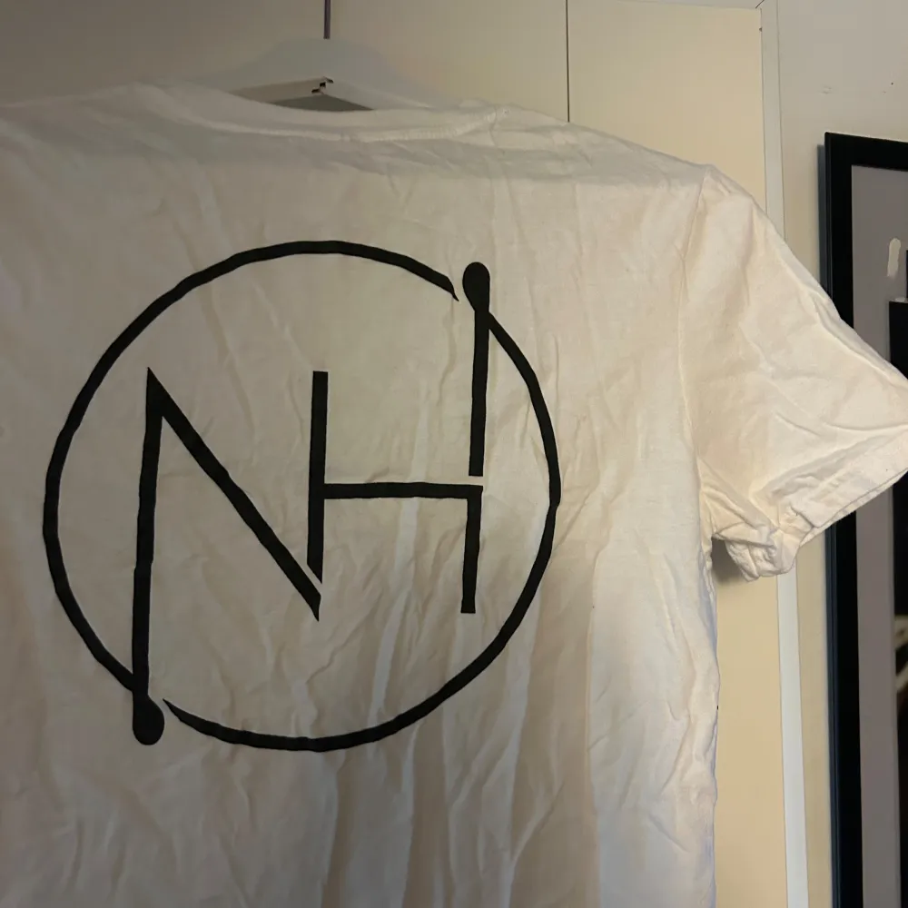 Säljer min t-shirt från Niall Horan konserten 2017 i storlek S. Använd men är i bra skick🩵. T-paidat.