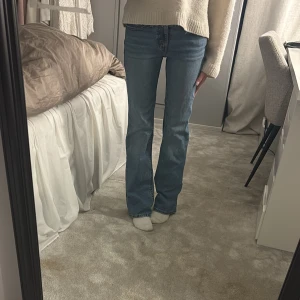 Blå Levi's jeans - Snygga blå Levi's jeans, säljer då dom ej kommer till användning. Midjemått(rakt över): 35. Innerbenslängd: 76. Kontakta för fler frågor 