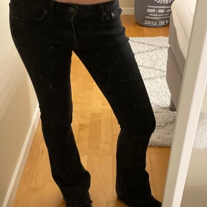 Lågmidjade jeans  - Snygga svarta Lågmidjade jeans, bra skick. Skriv vid frågor.