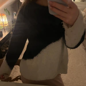 Svart och vit tröja - Säljer en mysig tröja i svart och vitt med långärmade ärmar. Perfekt för kyligare dagar och har en stilren design som passar till mycket. Ganska använd —> alltså ganska nopprig, nypris 700kr pris kan diskuteras