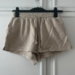 Shorts  - Beiga shorts från H&M k väldigt bra skick 