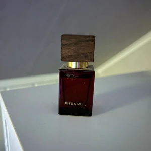 Rituals Eau d'orient 10 ml - Denna parfym kombinerar skarpa träaromer och söta, gräsliknande örter med ett diskret inslag av kryddig persisk peppar och rökelse. Sensuell och blommig, Måttlig, Resestorlek TOPPNOTER: Persisk peppar HJÄRTNOTER:Rökelse BASNOTER:Sandelträ Aldrig använd men förpackningen finns inte kvar.