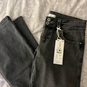 Y2K jeans - Lågmidjade jeans från ginatricot🩷helt oanvända, med prislapp kvar! Sitter perfekt vid midjan för någon med S!☺️Säljer pga passa inte mig i längden!