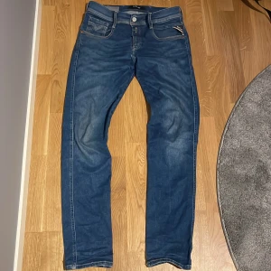 Blå jeans från Replay - Snygga blå jeans från Replay har tyvärr blirvit för små men riktigt bra skick. Skriv för mer bilder och frågor(priset är ej hugget i sten)