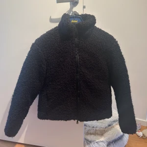 BRIDOIRE SHORT DOWN JACKET (Moncler) - Original pris: 17500kr (låg pris pga drag rem och vill sälja snabbt) Moncler jacka dam. Bra skick, dragrem sönder men inga problem att stänga jackan (syns på bild 5).  