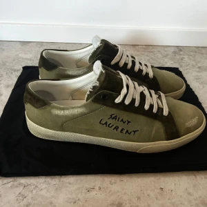 Saint Laurent SL06 skor - Tja säljer nu mina sjukt snygga Saint Laurent skor som är i ett riktigt bra skick utan några större tecken på användning. Nypris 7000 kr.De är i storlek 43.5 och passar 43.5-44.5. Dustbag medkommer, ifall ni undrar något är det bara att höra av sig.