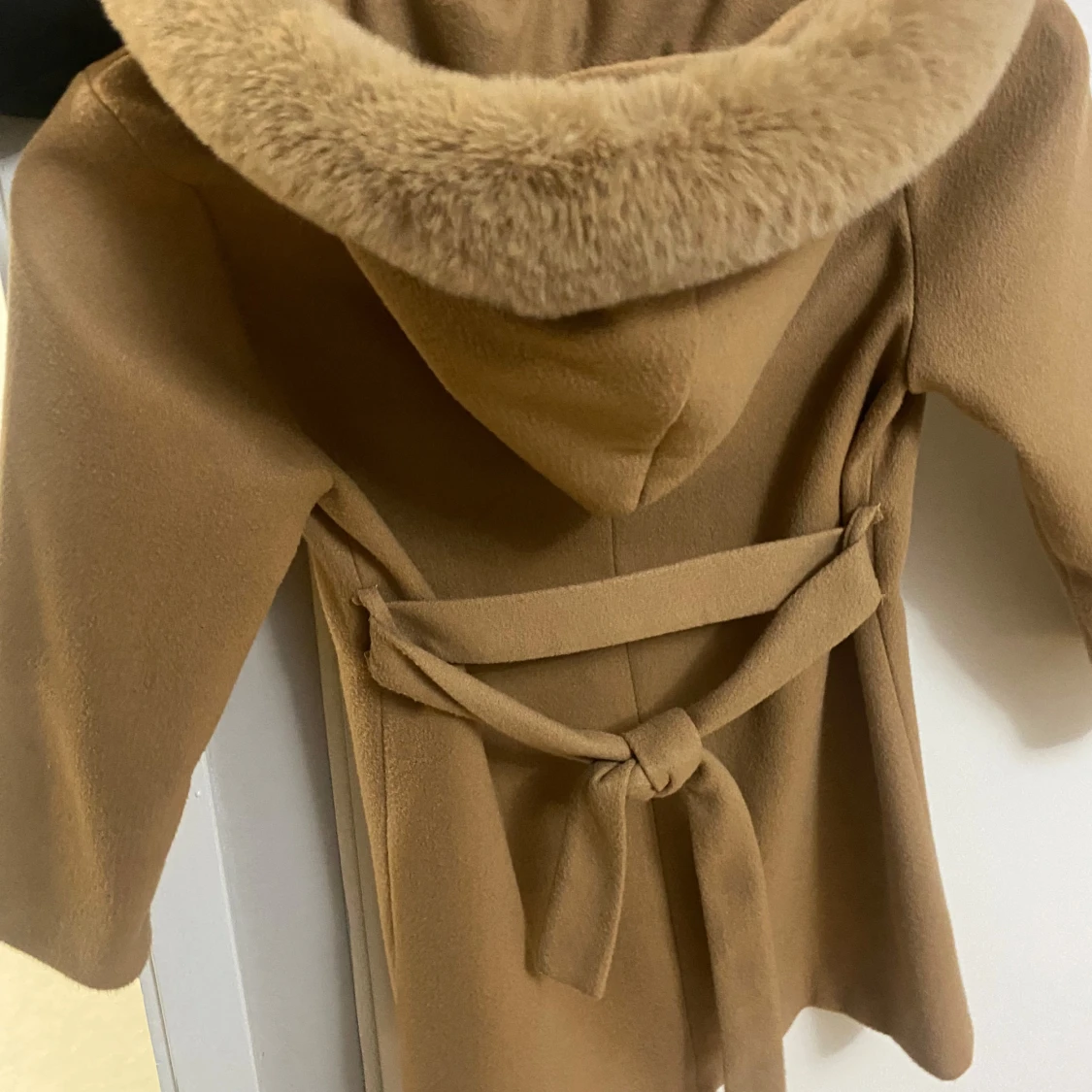 Beige kappa med pälsdetaljer - 2