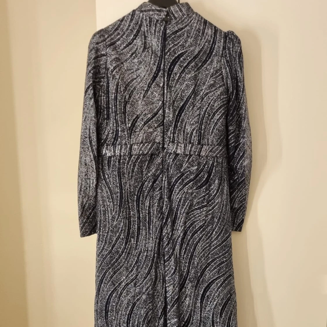 Mönstrad långklänning i glitter  - 4