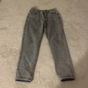 Grå jeansbyxor - Snygga grå jeansbyxor med en urban loose denim, passform. De har fyra fickor och en dragkedja framtill. Perfekta för en avslappnad stil.  Storlek 158/164