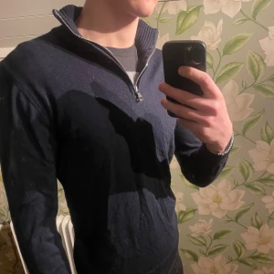 Oscar Jacobson half zip - En mycket fin Oscar Jacobson half zip till ett mycket bra pris, endast 599kr! Skick 9/10 sällan använd. Nypris 1600kr, vid frågor och funderingar är det bara att skriva🙌  Fraktas tryggt med PostNord📦