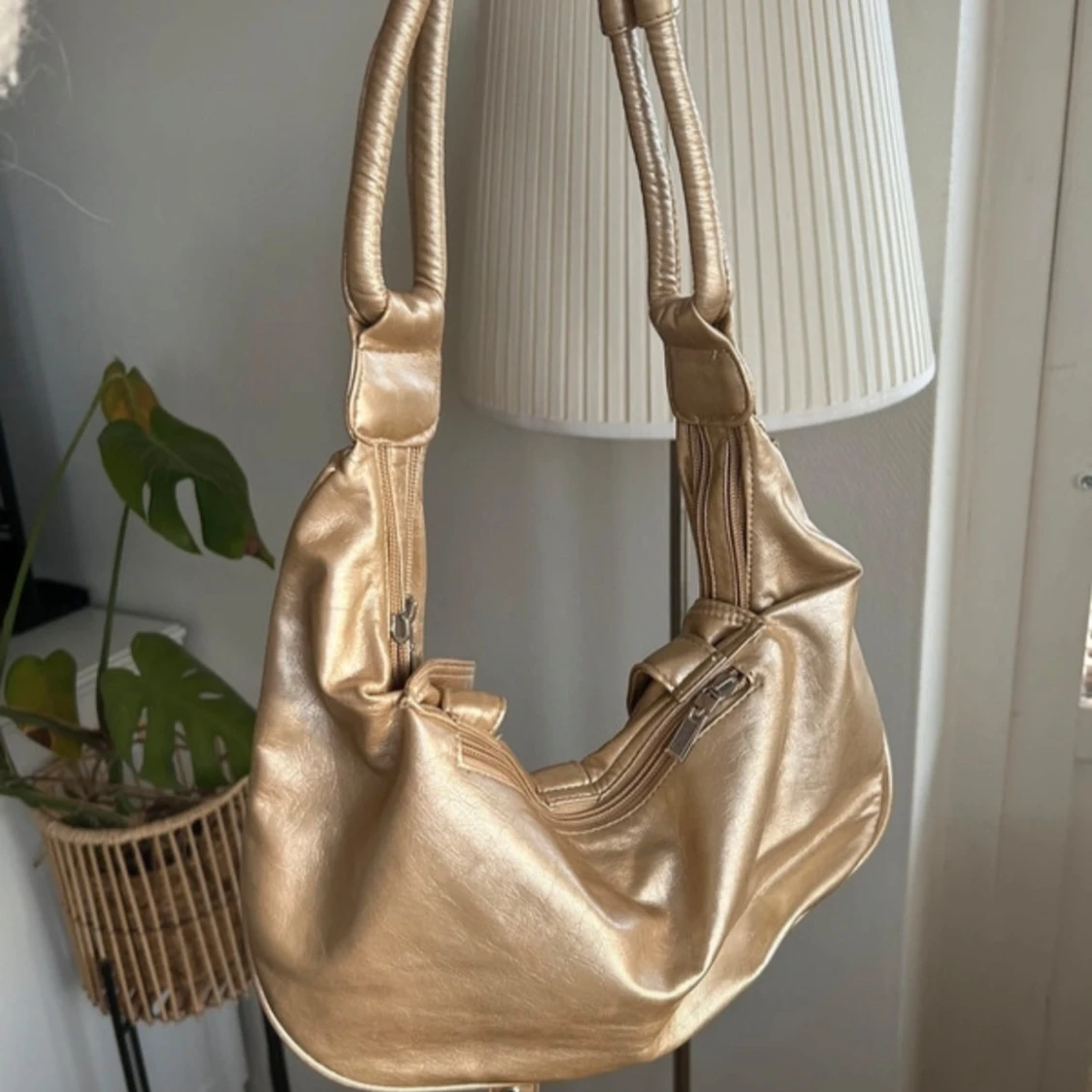 Guldig axelväska med nitar - 1