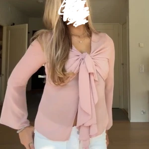 Tie shirt - Only worn a few times beacus it was a bit small. Size s. NOT BIG CHEST FRIENDLY! a bit seetrough but not in the chest area.