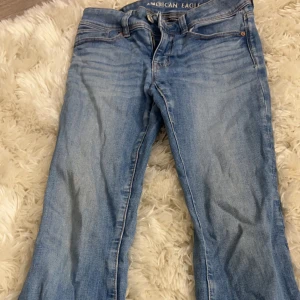 Blå jeans från American Eagle - Snygga blå jeans från American Eagle som är helt slutsålda, de är köpta för cirka 1 år sedan men kommer inte till användning eftersom de är för småa. Nypriset är cirka 950.