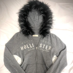 hollister fur zip up - inga märkbara defekter förutom att koftan saknar band. 💝handsydd därav FAST pris, därför går det ej att negotiera. detta då jag märkt av att en köpare sålt vidare för ett mycket dyrare pris, vilket är respektlöst då hon tjänar mer på den tid jag lagt ner på att sy för hand. <3 handtvätt med ljummet vatten då torktumlare förstör pälsen! 🫶🏼