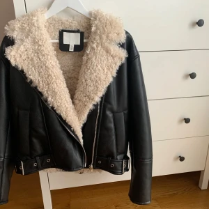 Jacka - Jacka från H&M i storlek XS, passar även mig som är S. Aldrig använd så i nyskick. 