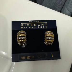 Guld- och silverfärgade örhängen från Givenchy - Snygga och äkta nickel-fria örhängen från Givenchy i kombination av guld och silver. I mycket fint skick. Har inte kvar kvitto osv, men de är äkta och inköpta från Frankrike