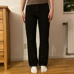 Svarta jeans från Zara - Snygga svarta jeans från Zara. Byxorna har en rak passform 