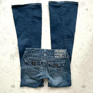 Vintage true religion bootcut jeans - Matrialet är stretchigt och är lite slitna längst ner! Storlek w26, Innerben: 85cm, midja: 72cm i omkrets
