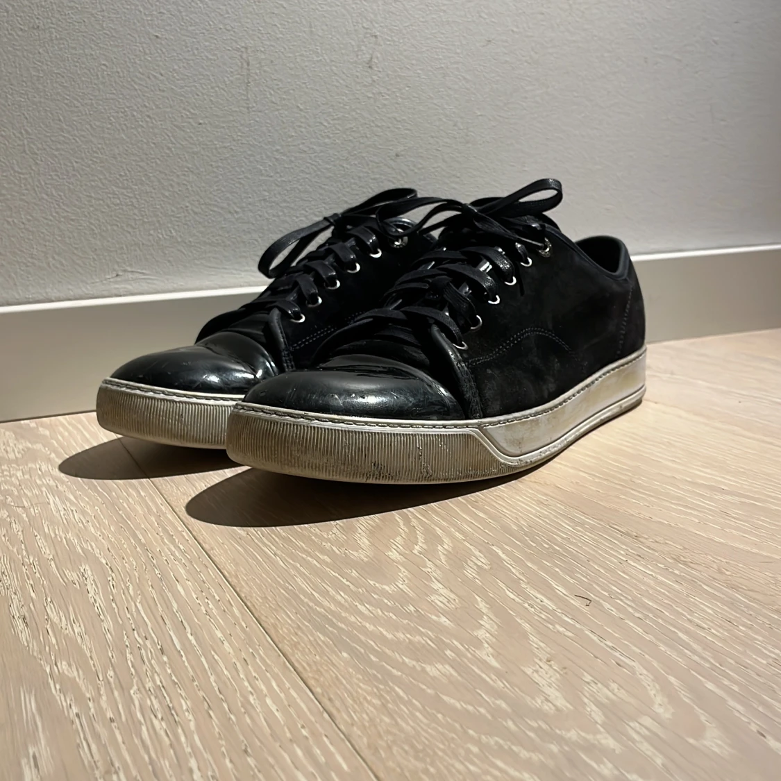 Mörkblåa sneakers från lanvin