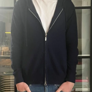 Merino Zip Hoodie - En snygg zip hoodie i merinoull i storlek xs! Hoodien är använd men har fortfarande mycket kvar att ge! Inga större defekter! Skick: 8/10! Nypris: 899kr! Mitt pris: 499kr! 