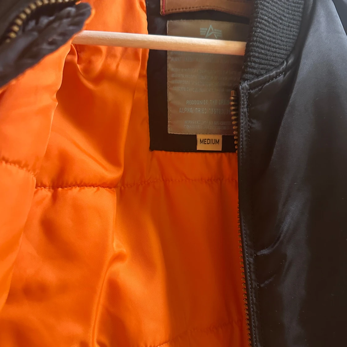 Svart bomberjacka från Alpha Industries - 1