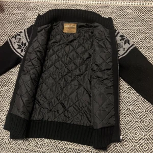 Stickad fodrad cardigan jacka - Sjukt fet unik stickad fodrad cardigan perfekt nu och till våren. Väldigt trendig och eftertraktad. Den är i bra skick, liten defekt vid ena fickan men inget man tänker på. Storlek M. Skriv vid minsta intresse, pris kan alltid diskuteras vid smidig affär 😀